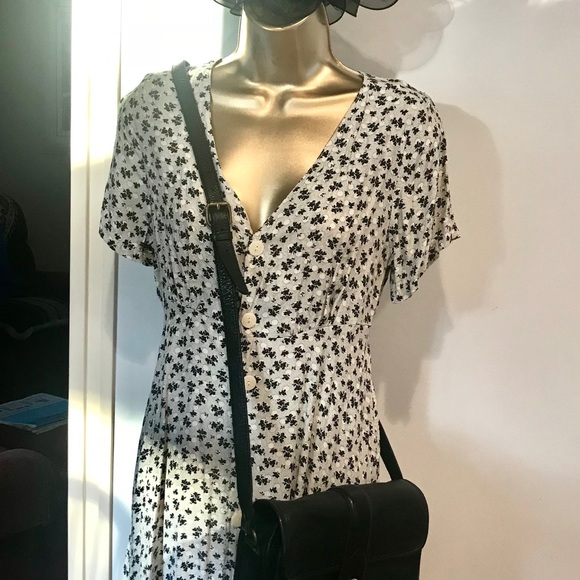 Olive Dresses Black/White print Dress size S knee length! Good for any occasion! - Picture 8 of 8